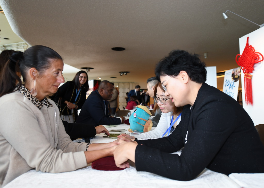 10��28�գ�����ʿ�Ճ����e�k�ġ����tˎ���M�f���m������У�һ��Ů���w���}�����A��ӛ�� �B�� �z